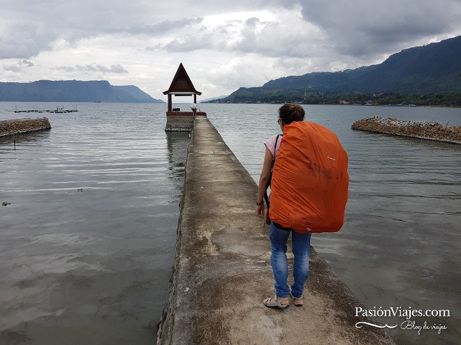 Yo aquí con mi mochila a cuestas en el Lago Toba, Sumatra. 