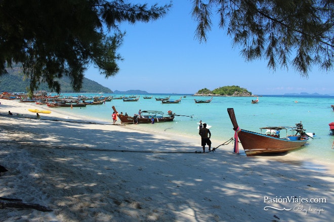 Barcas estacionadas en la playa Sunrise de Koh Lipe.