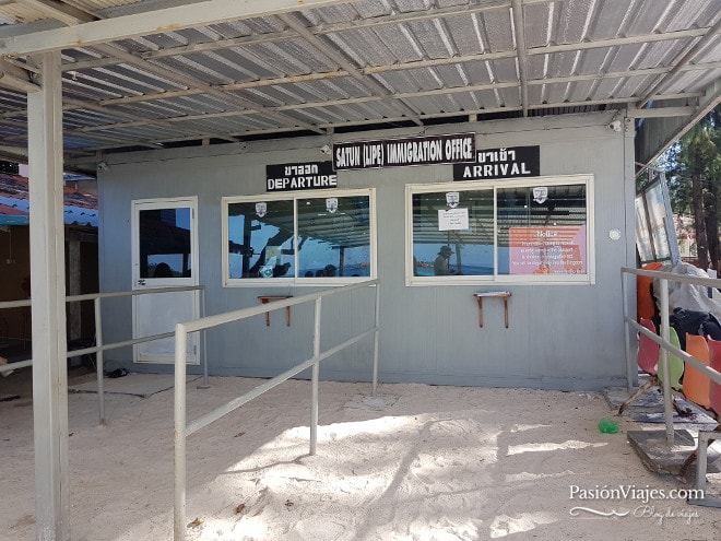 Oficina de inmigración en Koh Lipe, en la playa de Pattaya.