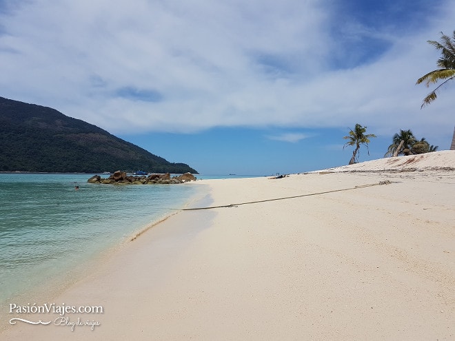 Playa en frente del Mountain Resort, en una esquina de la Sunrise Beach.