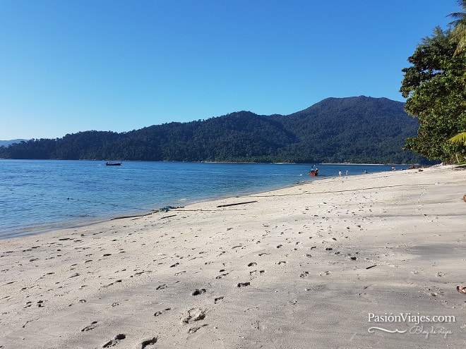 Playa Sunset Beach sin mostrar la basura.