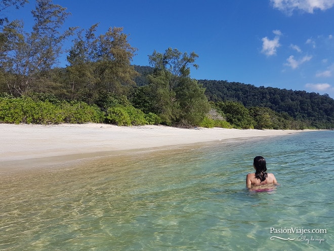 Último chapuzón del día en nuestro tour de snorkeling. Isla de Koh Adang.