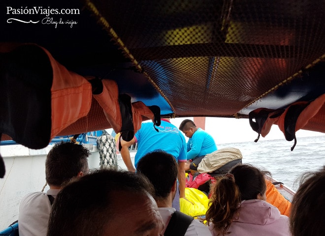 En el trasbordo en barca desde el ferry hasta la playa en Koh Lipe.