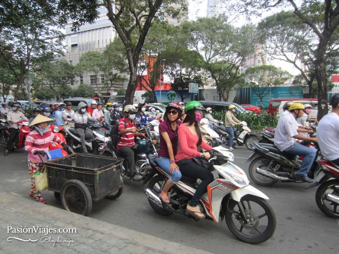 Calles y tráfico en Saigón (Ho Chi Minh).