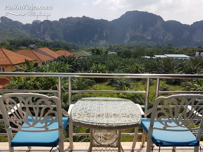 La dicha de viajar y trabajar es tener una oficina remota con estas vistas. Este fue el balcón de mi habitación en Ao Nang, Tailandia. Estaba ubicado un poco lejos del centro. 