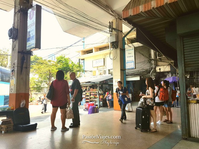 Estación de bus Ekamai en Bangkok. Aquí estaba esperando el bus.