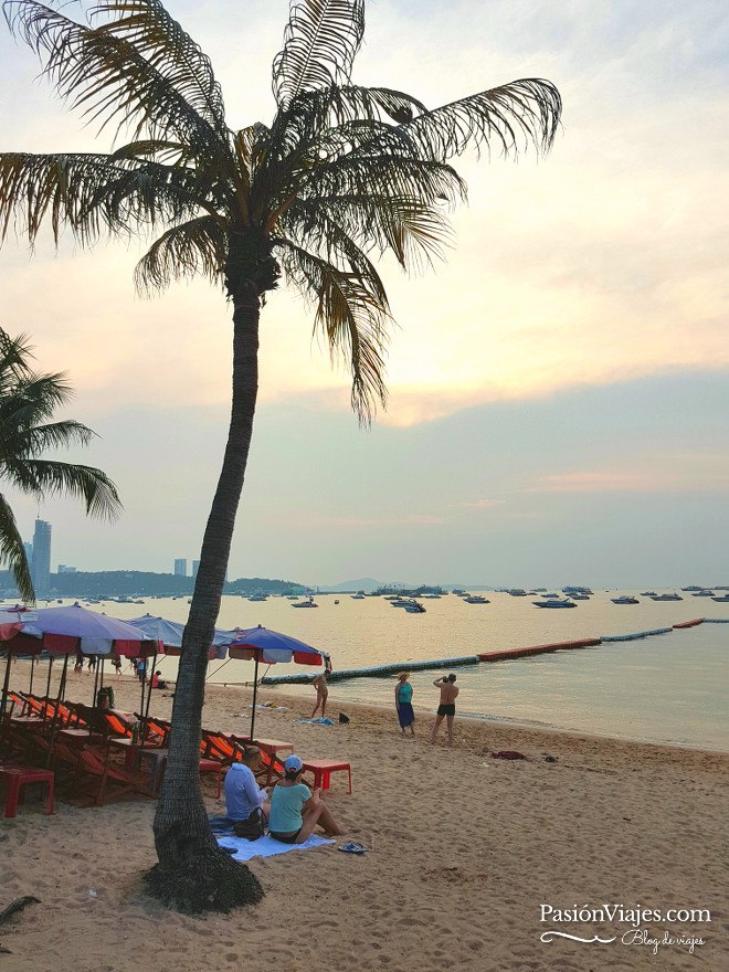 Atardecer en la playa de Pattaya con muchas nubes. Los atardeceres allí son muy bonitos, ¡no te los puedes perder!