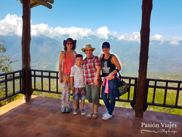 Aquí estoy con la familia en el Mirador de Barichara justo antes de empezar la caminata.